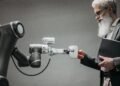 Personne utilisant un assistant d'intelligence artificielle sur ordinateur au bureau