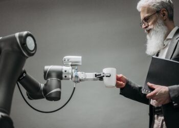 Personne utilisant un assistant d'intelligence artificielle sur ordinateur au bureau