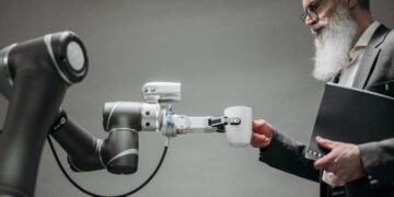 Personne utilisant un assistant d'intelligence artificielle sur ordinateur au bureau