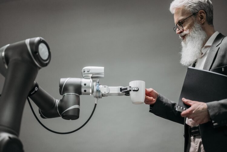 Personne utilisant un assistant d'intelligence artificielle sur ordinateur au bureau