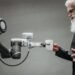 Personne utilisant un assistant d'intelligence artificielle sur ordinateur au bureau