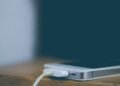 Smartphone en charge branché à un câble