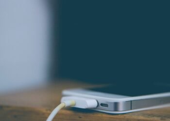 Smartphone en charge branché à un câble