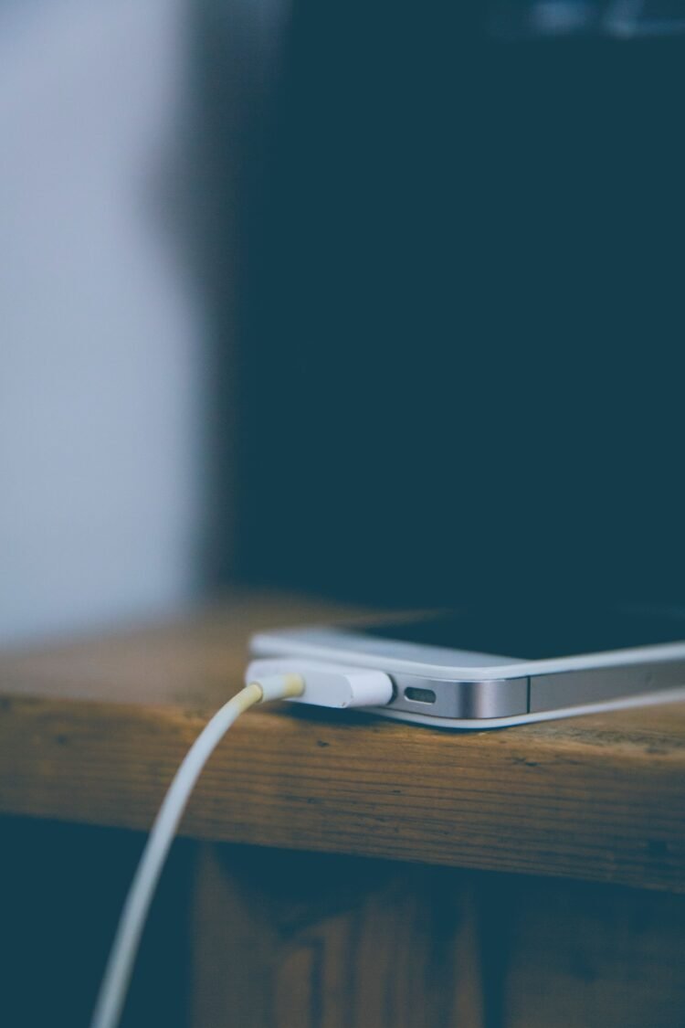 Smartphone en charge branché à un câble