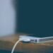 Smartphone en charge branché à un câble