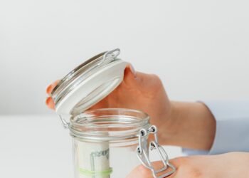 Pièces de monnaie dans un bocal en verre symbolisant l'épargne