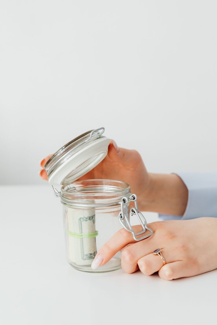 Pièces de monnaie dans un bocal en verre symbolisant l'épargne