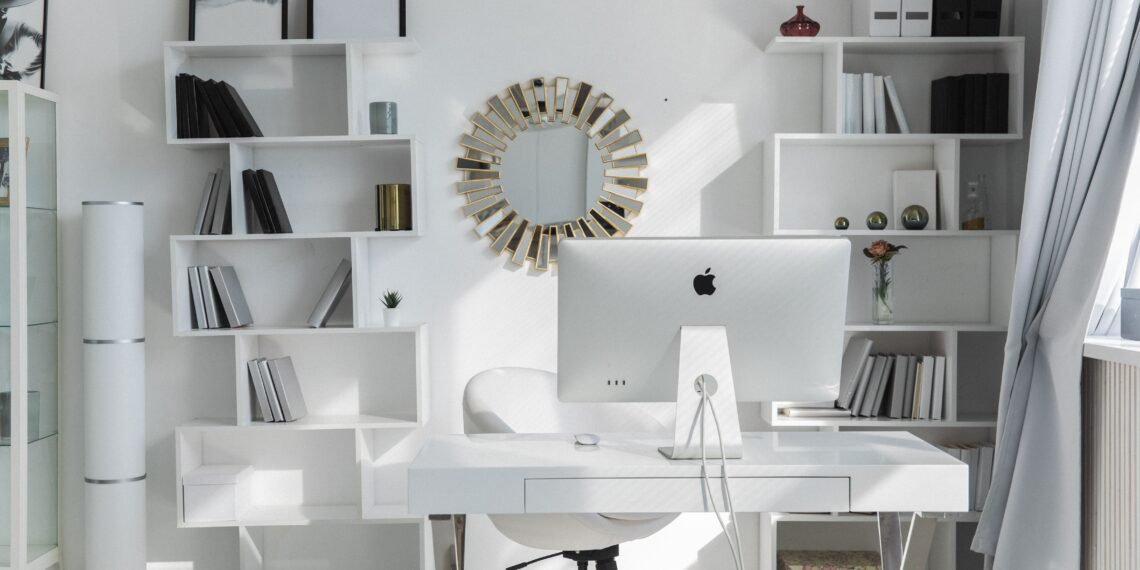 Bureau à domicile bien organisé avec ordinateur et rangements