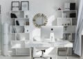 Bureau à domicile bien organisé avec ordinateur et rangements