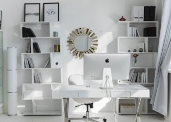 Bureau à domicile bien organisé avec ordinateur et rangements