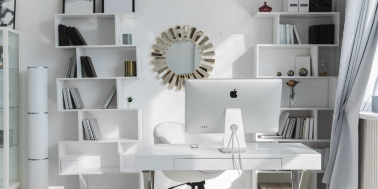 Bureau à domicile bien organisé avec ordinateur et rangements