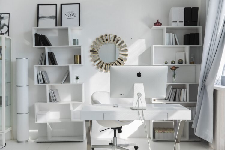 Bureau à domicile bien organisé avec ordinateur et rangements