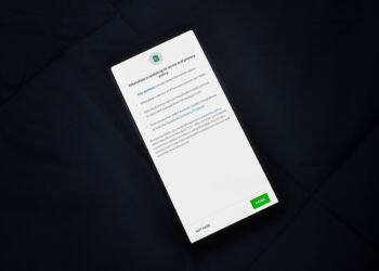 Personne consultant les paramètres de confidentialité sur son smartphone