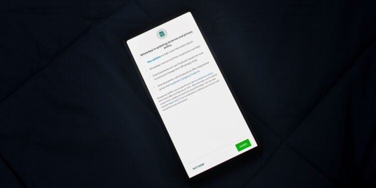 Personne consultant les paramètres de confidentialité sur son smartphone