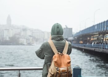 Voyageur seul explorant une nouvelle destination