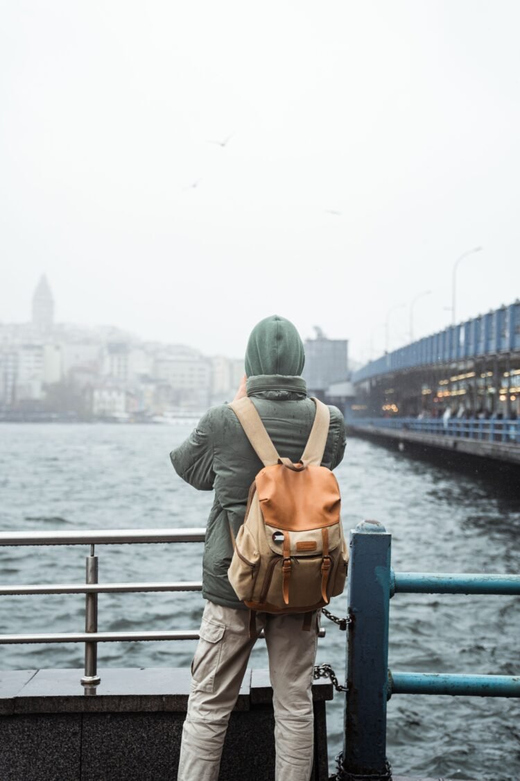 Voyageur seul explorant une nouvelle destination