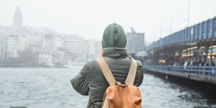 Voyageur seul explorant une nouvelle destination