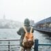 Voyageur seul explorant une nouvelle destination