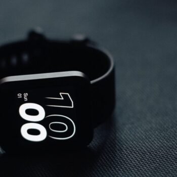 Montre connectée affichant l'heure, utilisée pour le sport