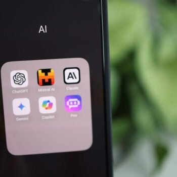 Smartphone affichant plusieurs applications d'intelligence artificielle