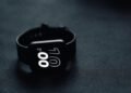Montre connectée affichant l'heure, utilisée pour le sport