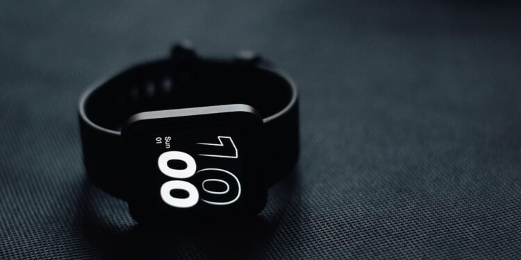 Montre connectée affichant l'heure, utilisée pour le sport