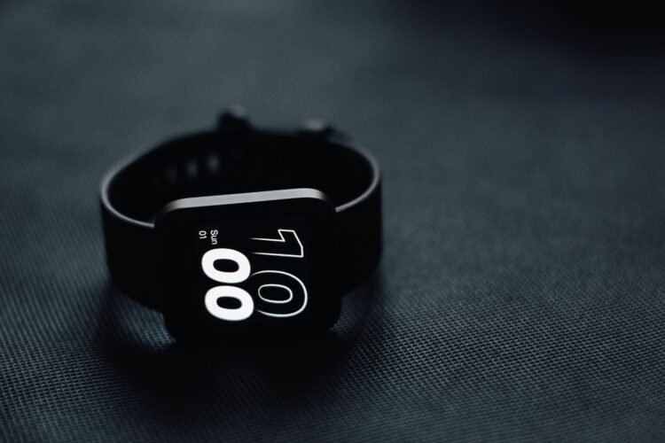 Montre connectée affichant l'heure, utilisée pour le sport
