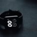 Montre connectée affichant l'heure, utilisée pour le sport