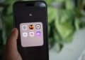 Smartphone affichant plusieurs applications d'intelligence artificielle