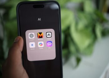 Smartphone affichant plusieurs applications d'intelligence artificielle