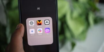 Smartphone affichant plusieurs applications d'intelligence artificielle