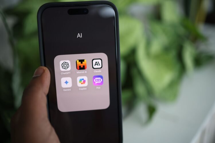Smartphone affichant plusieurs applications d'intelligence artificielle