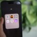Smartphone affichant plusieurs applications d'intelligence artificielle