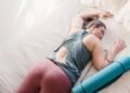 Athlète endormie après un entraînement, illustrant le lien entre sommeil et performance
