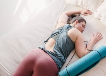 Athlète endormie après un entraînement, illustrant le lien entre sommeil et performance