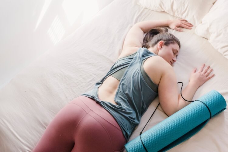 Athlète endormie après un entraînement, illustrant le lien entre sommeil et performance