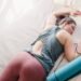 Athlète endormie après un entraînement, illustrant le lien entre sommeil et performance